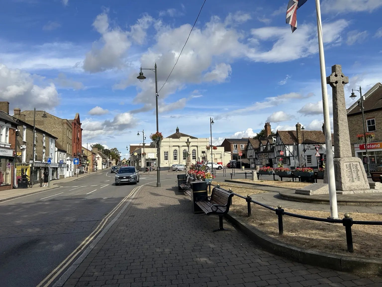 Biggleswade town centre and war memorial